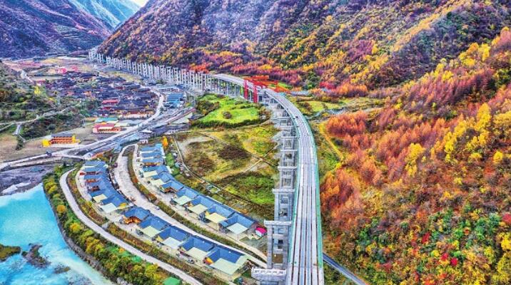 中国交通报:九绵高速公路厄哩村大桥正在加紧建设中(图片新闻)